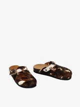 Mules con estampado animal print, hebilla lateral y suela de corcho.