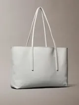 Cartera tipo tote de color blanco con estampado sutil de monograma CK de Calvin Klein, asas dobles largas y monedero o neceser mini incorporado con cierre.