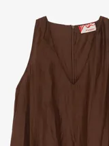 Vestido midi negro de lyocell con acabado arrugado, silueta fluida y amplia, escote en V profundo y detalle de franja de satén en el ruedo.