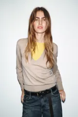 Jersey de punto con lana, de diseño combinado con cuello en V profundo en color beige y detalle interior en color amarillo. Presenta mangas largas con puños ajustados.