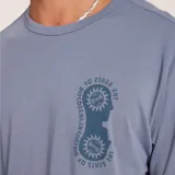 Remera técnica azul de manga corta, confeccionada en tejido liviano y de secado rápido, con pequeño estampado circular en el pecho.