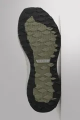 Zapatilla de running color verde oliva, con parte superior de tejido de punto transpirable y refuerzos en puntera y talón. Cuenta con entresuela con tecnología de amortiguación, suela de goma y tirador en el talón.
