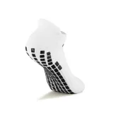 Medias soquetes deportivas blancas con agarre antideslizante negro en la planta del pie y el talón. Presentan el logo de Diadora en negro en el empeine.