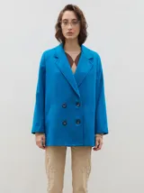 Blazer de lana en color azul vibrante, con diseño de doble botonadura, solapas clásicas y corte holgado.