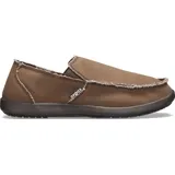 Mocasines Crocs modelo Santa Cruz para hombre, color marrón, con parte superior de lona y bordes deshilachados. Cuentan con elásticos laterales para un calce fácil y seguro, y suela de material Croslite.