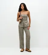 Pantalón de sastrería con corte recto y estampado de cuadros, confeccionado en tejido estructurado con cintura definida.