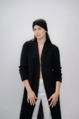 Vincha de lana color beige, tejida a mano, con diseño trenzado en el frente.