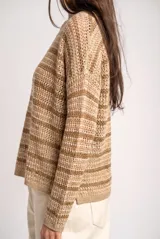Sweater texturado de punto con rayas horizontales en tonos beige y arena, cuello redondo y mangas largas.