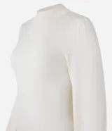 Suéter negro de punto con cuello alto, mangas largas abullonadas y puños largos.