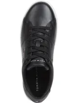 Zapatillas de cuero negras con suela blanca de goma. Logo de Tommy Hilfiger bordado en el lateral y la parte trasera.