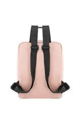 Mochila negra de estilo casual, con correa de hombro ancha y ajustable con logo repetido. Presenta un bolsillo frontal con solapa de cuero sintético texturizado con la inscripción "TRENDY".