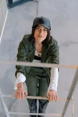 Gorra tipo béisbol de cuero sintético negro, con diseño minimalista y ajuste posterior metálico.