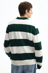 Remera polo de punto fino de algodón con diseño a rayas horizontales en verde oscuro y blanco, de manga larga, con cuello clásico y cierre frontal de tres botones.