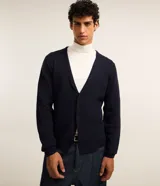 Blazer masculino Marfinno confeccionado en algodón, de color azul marino, con escote en V, cuello con solapa, cierre frontal de dos botones y mangas largas.