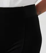 Pantalón tipo legging de corte ajustado, con detalle de elásticos laterales en la cintura.