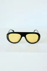Lentes de sol con armazón de policarbonato color marrón traslúcido y diseño envolvente de una sola pieza.
