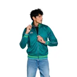 Campera negra de poliéster con cierre de cremallera y cuello alto. Presenta puños y cintura acanalados con rayas grises y blancas. Logo de Umbro bordado en el pecho.