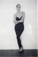 Top negro con escote corazón y tirantes finos ajustables. Presenta detalle de entredos a tono en el cuerpo y bajo redondeado.