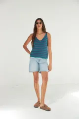 Musculosa de tejido de punto con diseño de rayas horizontales en colores verde y violeta, con escote en V y breteles anchos.