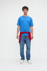 Remera azul de manga corta en jersey de algodón lavado, con cuello redondo, pequeño bordado en el pecho y estampa en la espalda.
