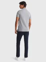Chomba gris de corte slim, con cuello polo y tapeta de dos botones. Logo de Tommy Hilfiger bordado en el pecho.
