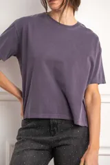 Remera de algodón peinado con efecto lavado, de corte oversize, cuello redondo y mangas cortas.