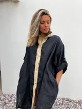 Camisa negra de lino con cuello clásico, cierre frontal con botones color beige y mangas 3/4 con trabillas.