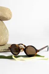 Lentes de sol redondos con montura de carey y lentes marrones.
