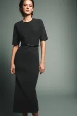Vestido midi de punto en color gris oscuro, con cuello redondo, manga corta y detalle de abertura con botón en la espalda. Incluye un cinturón fino ajustable en la cintura.
