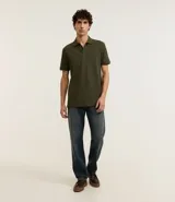 Remera polo de corte comfort, confeccionada en algodón peruano de alta calidad. Presenta cuello clásico con tapeta de botones y mangas cortas. Diseño liso y texturizado, ideal para un look casual y fresco.