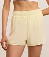 Bermuda deportiva modelo runner de corte holgado, con cintura elástica, bajo redondeado y bolsillo funcional trasero. Confeccionada en tejido de poliéster con elastano.