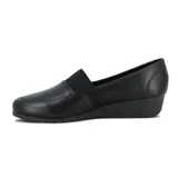 Zapato casual Moleca de taco corrido bajo, confeccionado en napa sintética color negro. Presenta un diseño tipo mocasín con una banda elástica en el empeine y un detalle metálico decorativo.