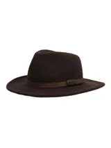 Sombrero tipo fedora de lana afieltrada en color marrón chocolate, con ala ancha y cinta decorativa de cuero sintético con detalle de logo grabado.