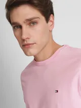 Remera Tommy Hilfiger de algodón color rosa, corte clásico, cuello redondo y logo bordado en el pecho.