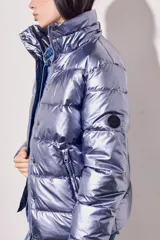 Campera puffer negra con acabado brillante, diseño acolchado, capucha integrada y cierre frontal con botones a presión.