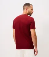 Remera de corte regular, color blanco crudo, con cuello redondo y mangas cortas. Presenta un diseño de textura perforada vertical y pertenece a la marca Marfinno.