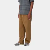 Pantalón color marrón con paneles anchos y angulares en las rodillas, bolsillos para herramientas y presilla para martillo.