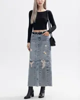 Pollera larga de denim celeste con efecto desgastado, detalles rotos, bolsillos frontales tipo parche y tajo en el centro.