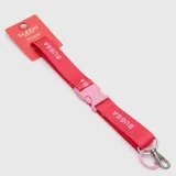 Lanyard de tela color fucsia con logo estampado en blanco, cuenta con hebilla de cierre rápido en color rosa pastel y gancho metálico para llaves o credenciales.
