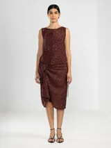 Musculosa marrón con estampado animal print, de corte holgado y lazos laterales ajustables.