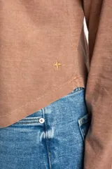 Remera de algodón lavado con corte oversize, cuello redondo y mangas largas.