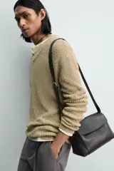 Jersey de punto con calce relajado, cuello pico y manga larga. Tejido en hilatura con textura irregular, mezcla de algodón y lino.