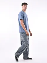 Remera celeste de corte recto y mangas cortas.