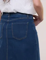 Falda maxi de denim azul, de tiro alto con pretina anatómica, pasacintos, cierre frontal con cremallera y botón metálico. Cuenta con diseño de cinco bolsillos, costura vertical central y corte recto de caída fluida al tobillo.