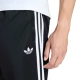 Pantalón deportivo adidas de corte recto, color negro con las clásicas tres tiras blancas a lo largo de los laterales y el logo del trébol bordado en la pierna. Cuenta con cintura elástica.
