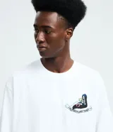 Remera de algodón color blanco con cuello redondo y manga corta. Presenta un estampado gráfico en la espalda con los personajes de la serie Hora de Aventura y el logo de la serie.