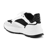 Zapatillas deportivas Via Marte Saphire, color blanco con detalles en negro y gris.