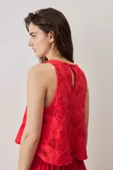 Blusa sin mangas de broderie color rojo, con diseño corto y cuello redondo.