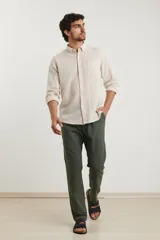 Pantalón de corte recto, color azul marino, confeccionado en 50% algodón y 50% lino.