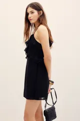 Vestido corto negro de viscosa georgette, con escote en V, breteles finos y volados decorativos en el frente.